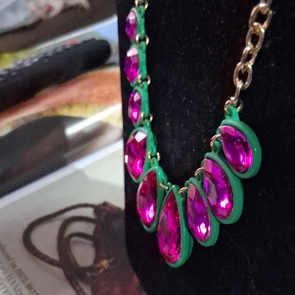 Taramanda Gold and Pink Teardrop Necklace Set . - Picture 9 of 15